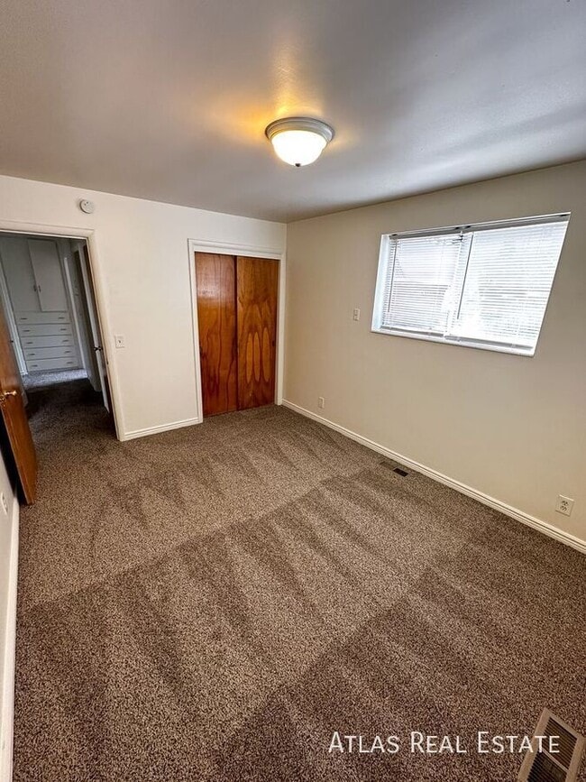 Building Photo - 1365 Emery St W