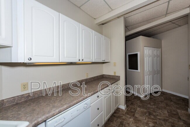 Building Photo - 210 E 600 S
