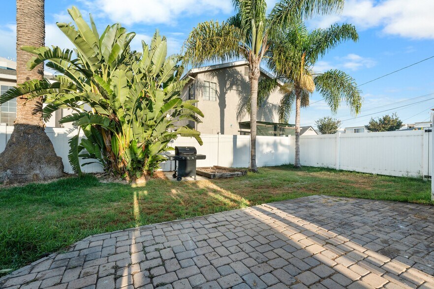 Building Photo - 7822 Sycamore Drive