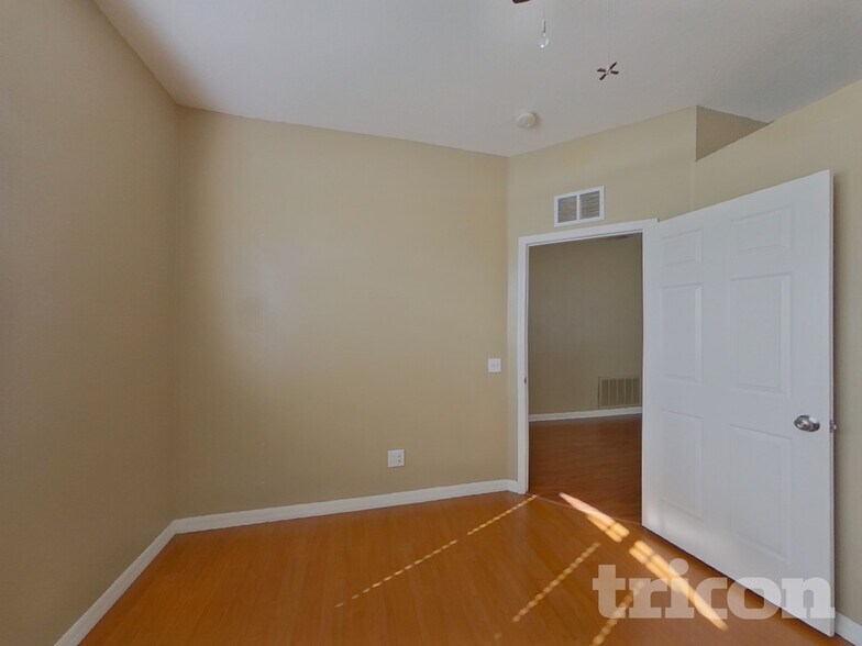 Building Photo - 9723 Riverchase Dr