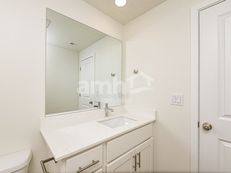 Building Photo - 1272 W Mahogany St