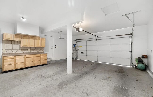 Building Photo - 3 Bed/2.5 Bath House w/ Yard Close to UNR