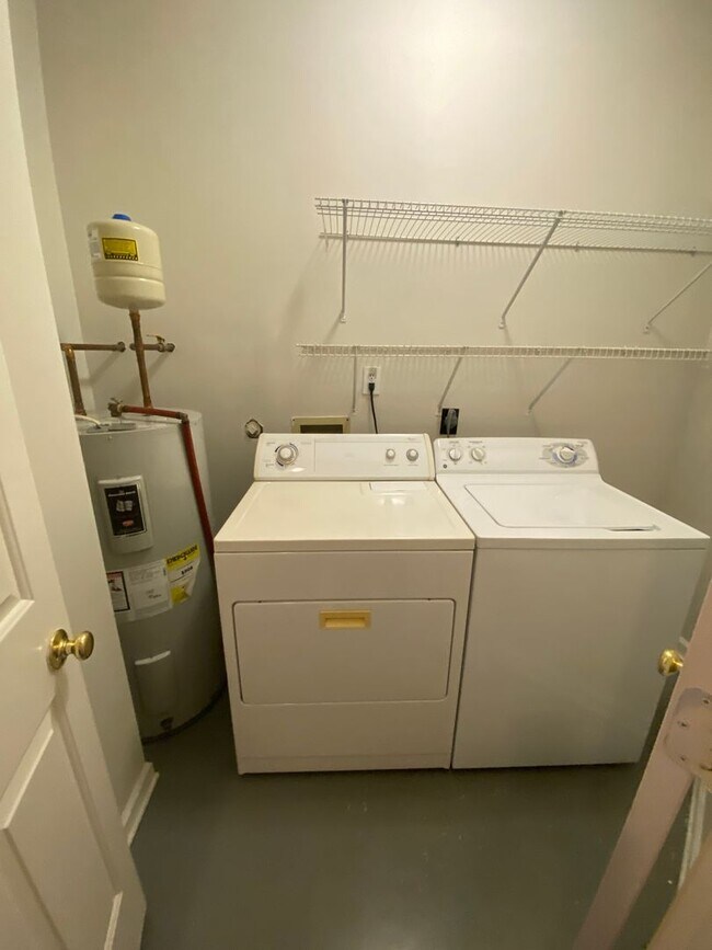 Building Photo - 3 miles to Wrightsville Beach! 1 Block fro...