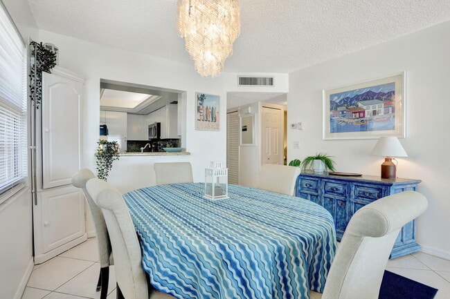 Building Photo - 1069 Hillsboro Mile