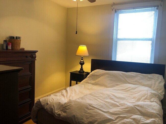 Building Photo - 1415 W Cornelia Ave