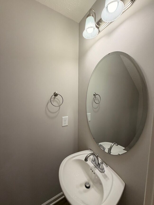 Building Photo - Gorgeous 2 BR 2.5 Bath End Unit Townhome - Available Now in Murfreesboro!