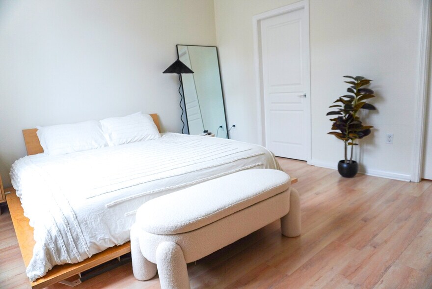 Building Photo - 555 Front St