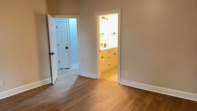 Building Photo - Newly Remodeled Home- Mid-Island Hilton Head