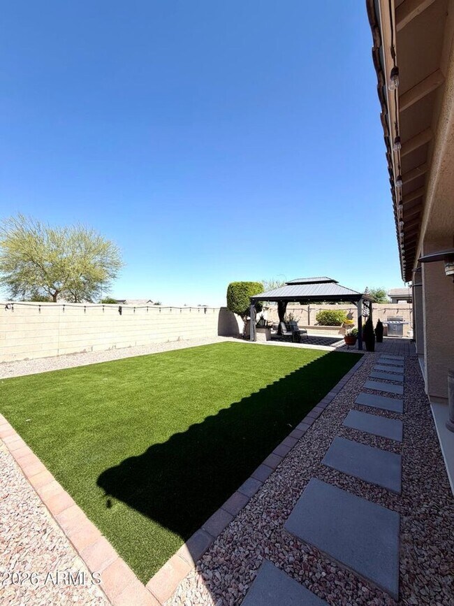 Building Photo - Laveen Beauty