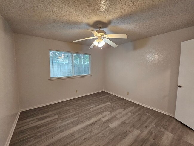 Building Photo - Beautifully Renovated 2-Bedroom Half Duple...
