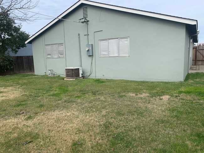 Building Photo - Newly renovated 3 bedroom 2 bath home in C...