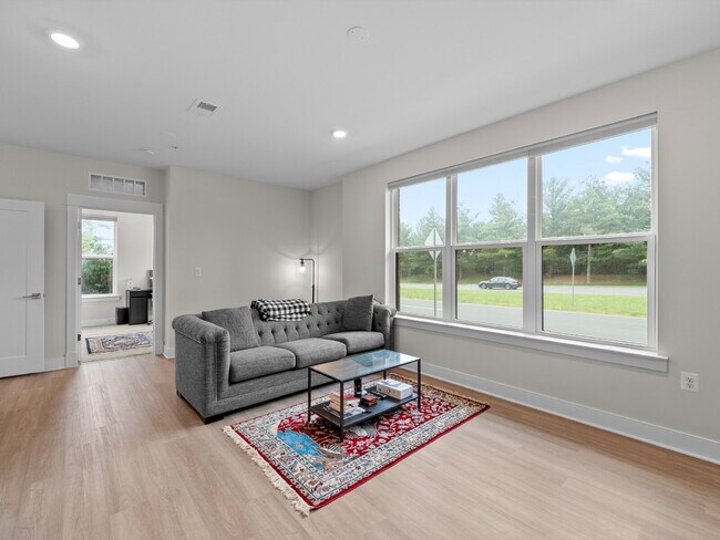 Building Photo - Stylish Townhome in Sought-After Ashburn L...