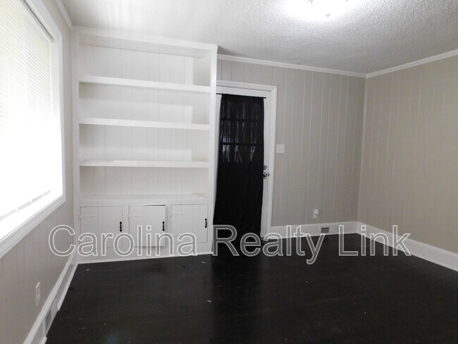 Building Photo - 411 Gray Dr