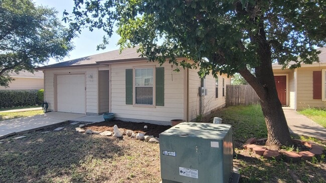 Building Photo - 2 bedroom 2 Bathroom House