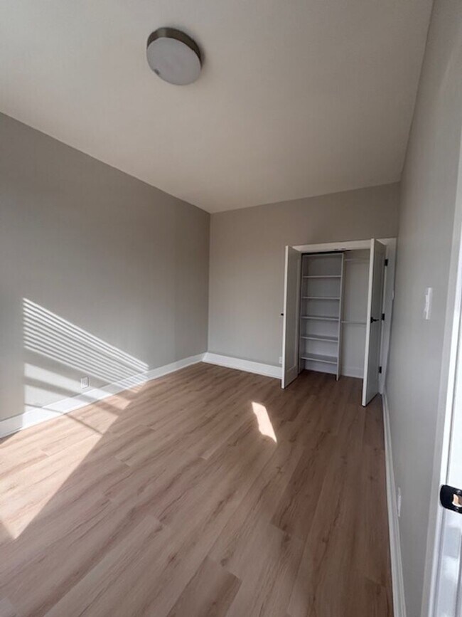 Building Photo - Beautifully remodeled modern 3 bedroom 2 bath unit
