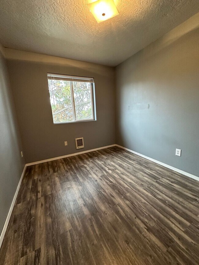 Building Photo - PENDING APPLICATION- Beautiful 3 Bedroom S...