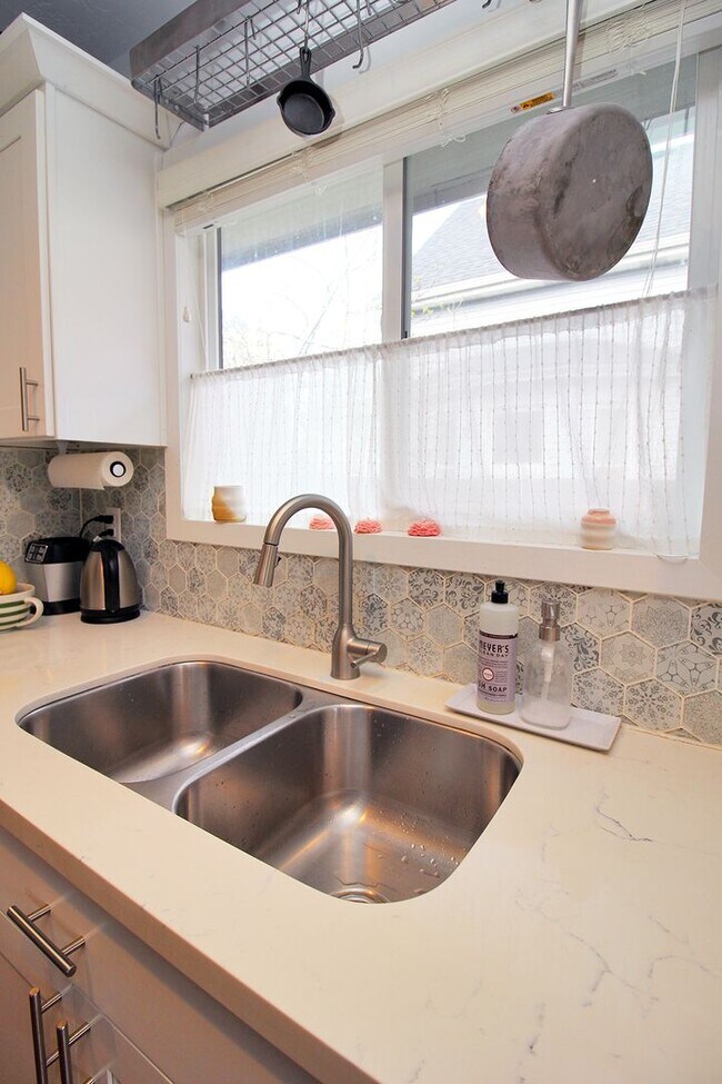 Building Photo - 205 NE 79th Ave