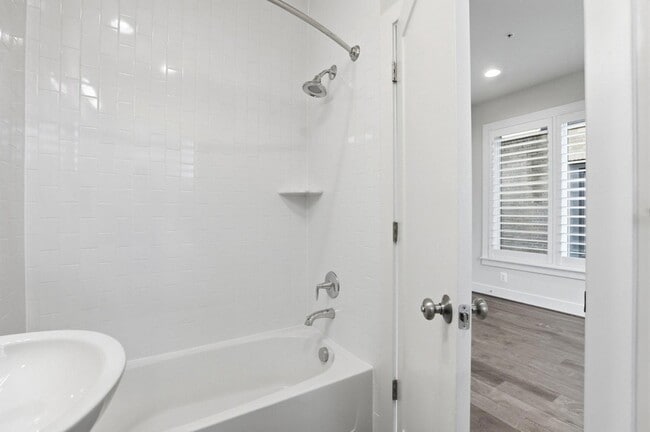 Building Photo - 6924 Rockledge Dr
