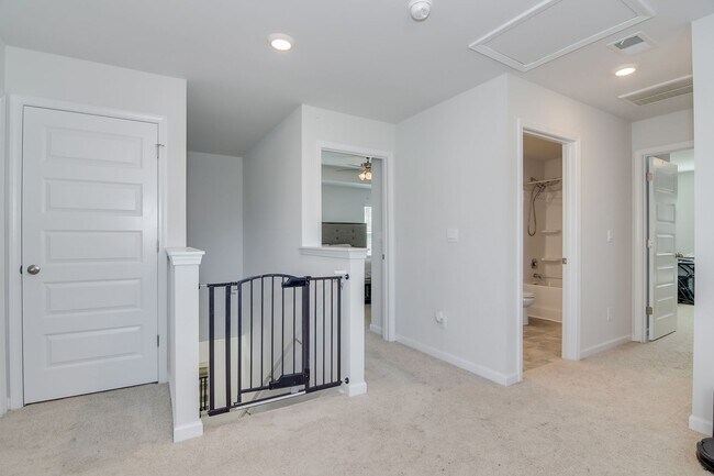 Building Photo - 4 Bedroom 3 Bathroom Two Story Home