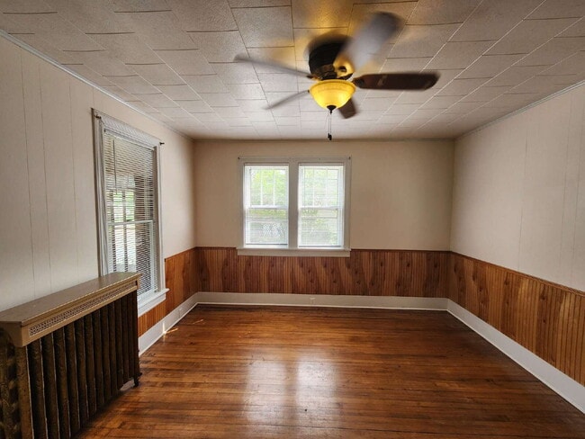 Building Photo - Charming 3 Bedroom Character home.