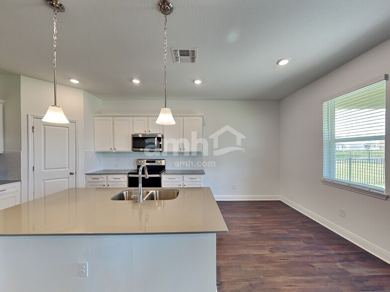 Building Photo - 14625 Cedar Ml Dr