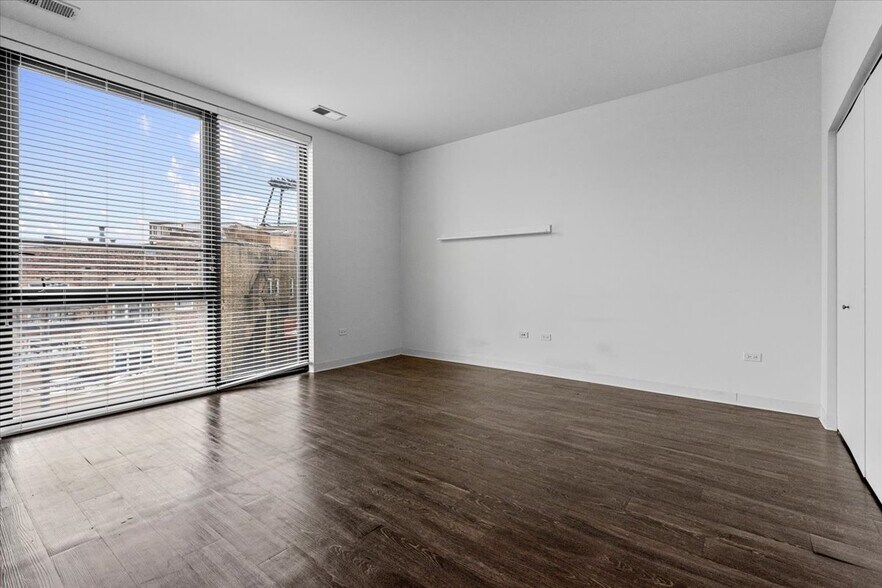 Building Photo - 830 N Milwaukee Ave