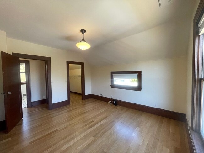 Building Photo - Charming 2 Bed / 1.5 Bath Victorian with G...