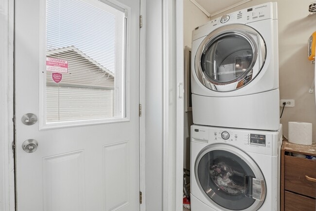 Building Photo - 916 Barthelme Ave