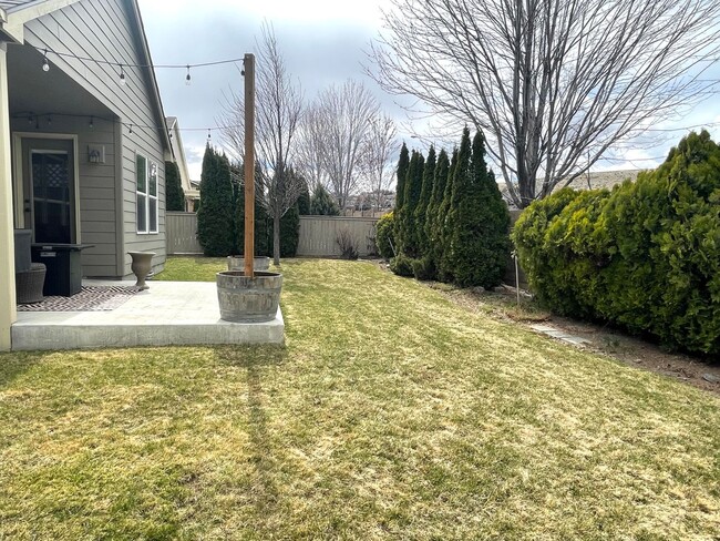 Building Photo - Beautiful Creekstone Home in Kennewick!