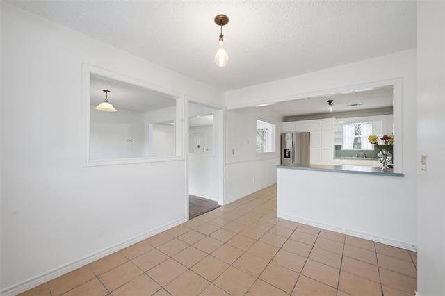 Building Photo - 910 N Powell Pkwy