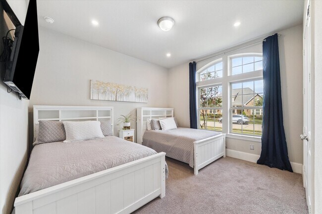Building Photo - 10110 Hooke Dr