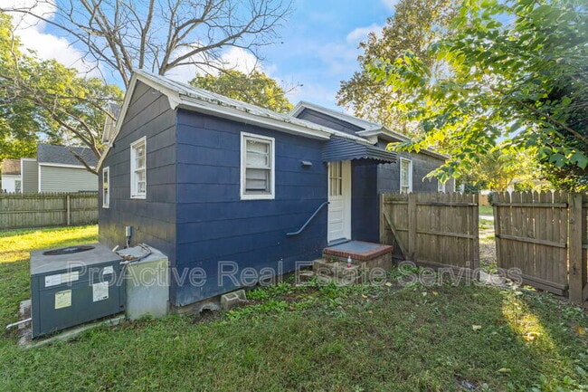 Building Photo - 1217 Hull St