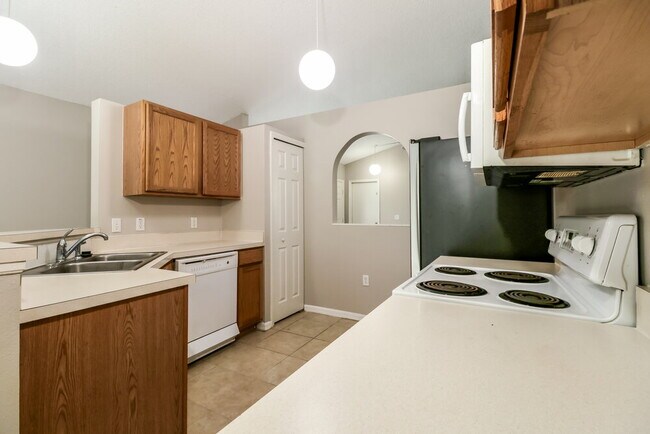 Building Photo - 30220 Birdhouse Dr