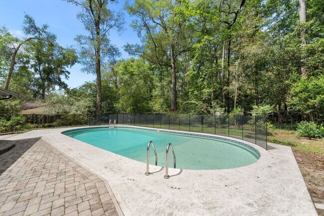 Building Photo - Spacious Pool Home in Desirable NW Gainesville