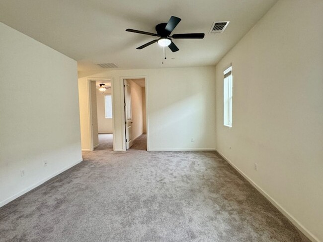 Building Photo - CLEAN 3 BED, 2.5 BATHS, 2 CAR GARAGE IN NO...