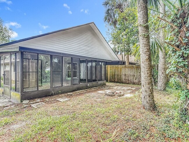 Building Photo - UPDATED 2 Bed, 2 Bath Home with Screened Lanai & Garage!