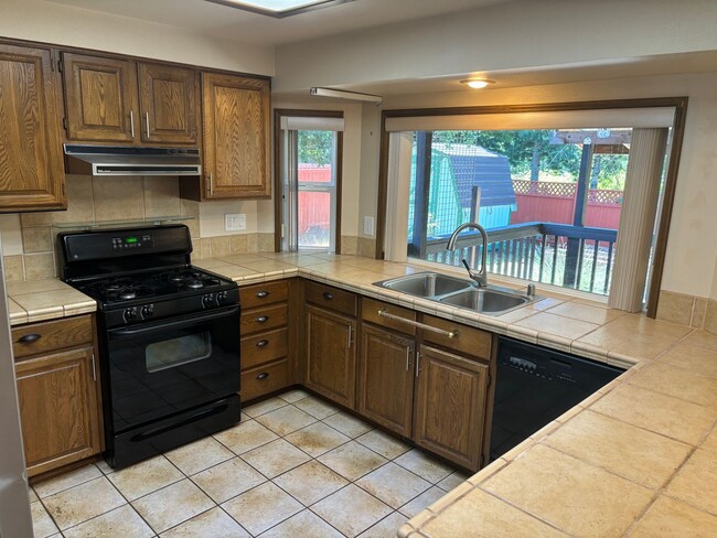 Building Photo - 3233 Jeri Dr NE