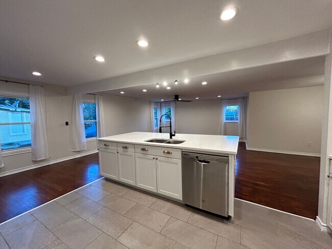 Building Photo - Craftsman Style House  Close to Downtown New Braunfels / Fridge Included/ No Carpet / Large Backy...