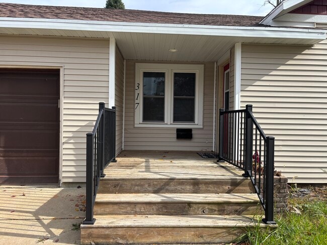 Building Photo - 317 N Monroe St