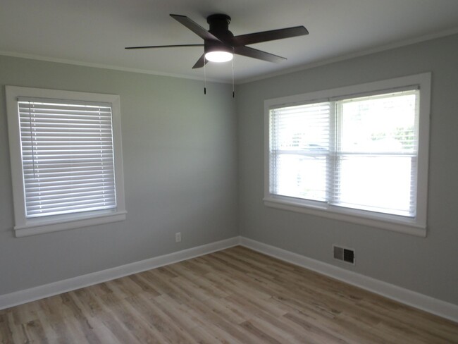 Building Photo - 3Bd/2BA   Brick Ranch Home