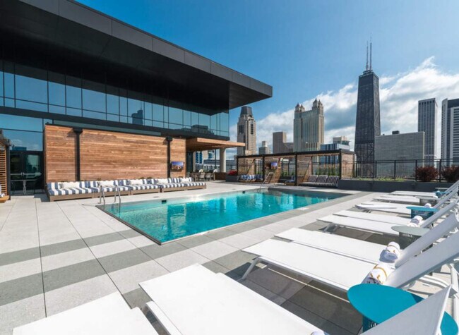 Building Photo - 823 N Clark St