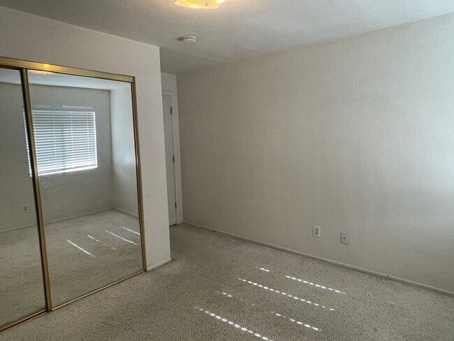Building Photo - One Bedroom Condo with Den in Southeast Reno