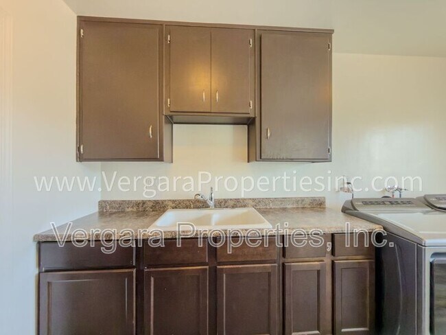 Building Photo - 1083 E 7th St