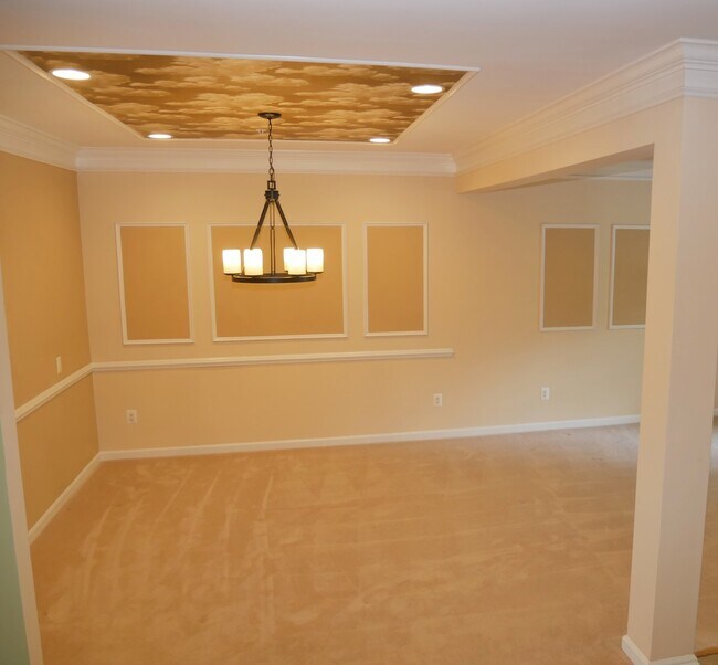 Building Photo - Gorgeous Former Model 4 Bed 2.5 Bath Townh...
