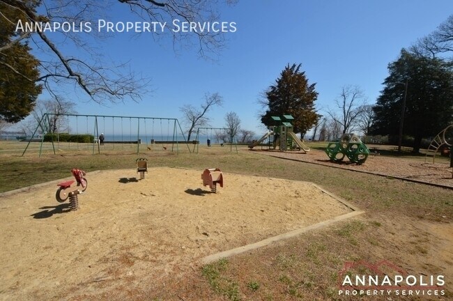 Building Photo - 1119 Crestview Dr