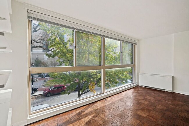 Building Photo - Lovely Studio In Foggy Bottom - All Utilit...