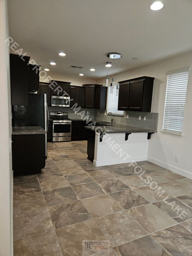 Building Photo - Well maintained 3bd 2.5ba home for rent in...