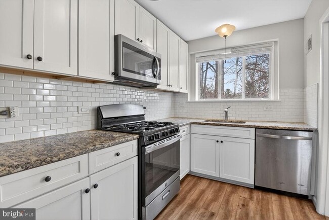 Building Photo - 10423 Montrose Ave