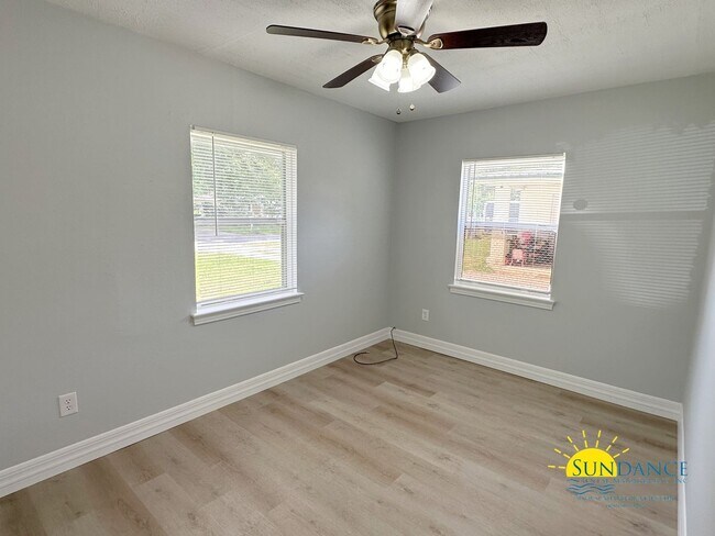 Building Photo - Newly Renovated 2 Bedroom Home in Pensacola!