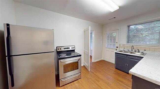 Building Photo - 900 E Edgemont Ave